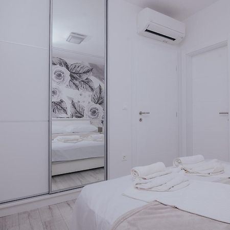 Apartments Pool Villa Aldura โนวาลยา ภายนอก รูปภาพ