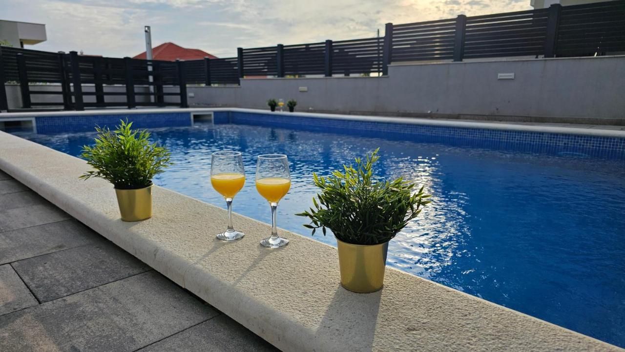 Apartments Pool Villa Aldura โนวาลยา ภายนอก รูปภาพ