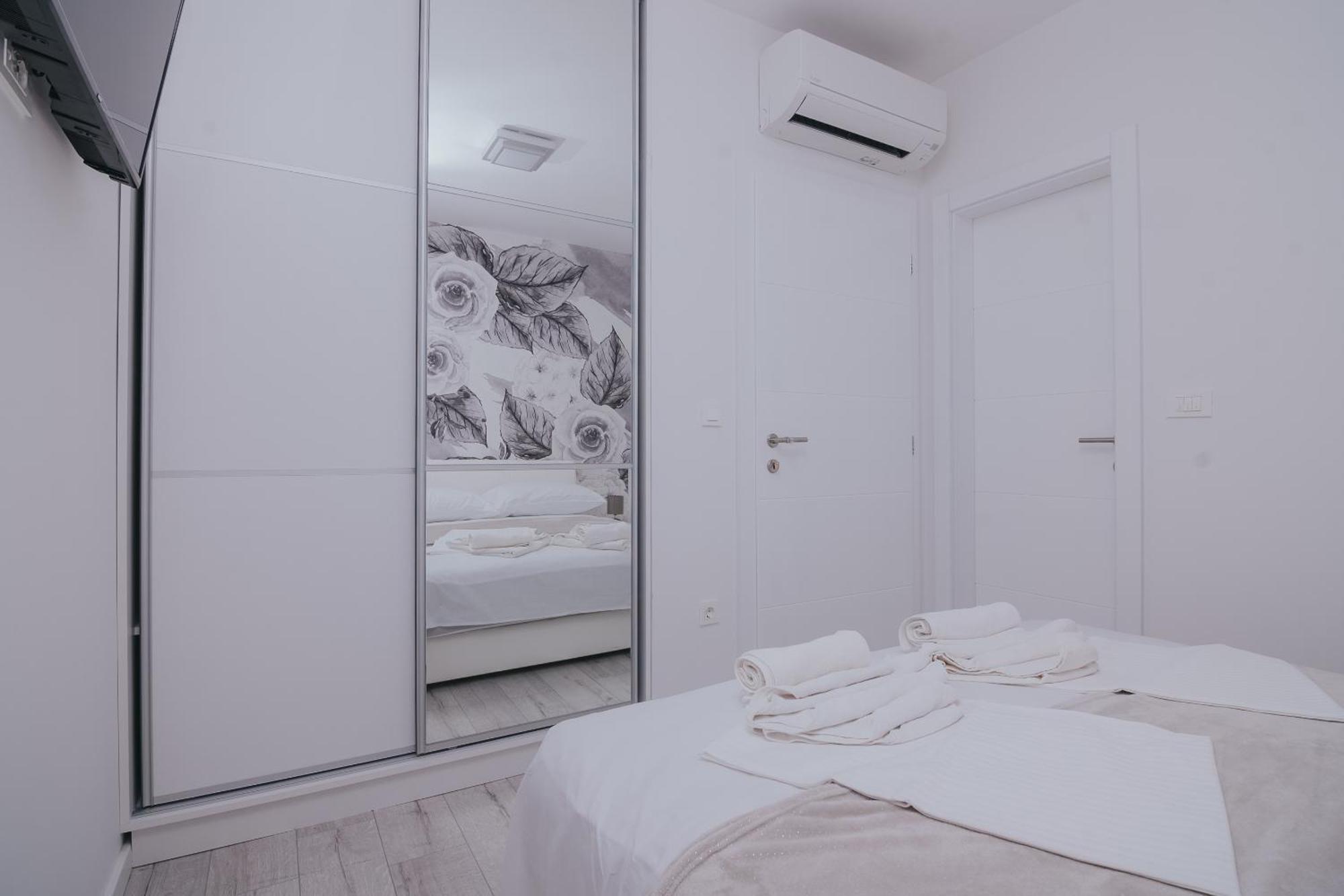 Apartments Pool Villa Aldura โนวาลยา ภายนอก รูปภาพ