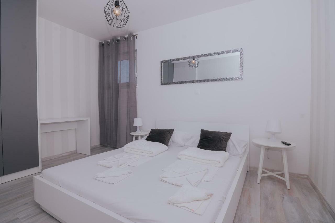 Apartments Pool Villa Aldura โนวาลยา ภายนอก รูปภาพ