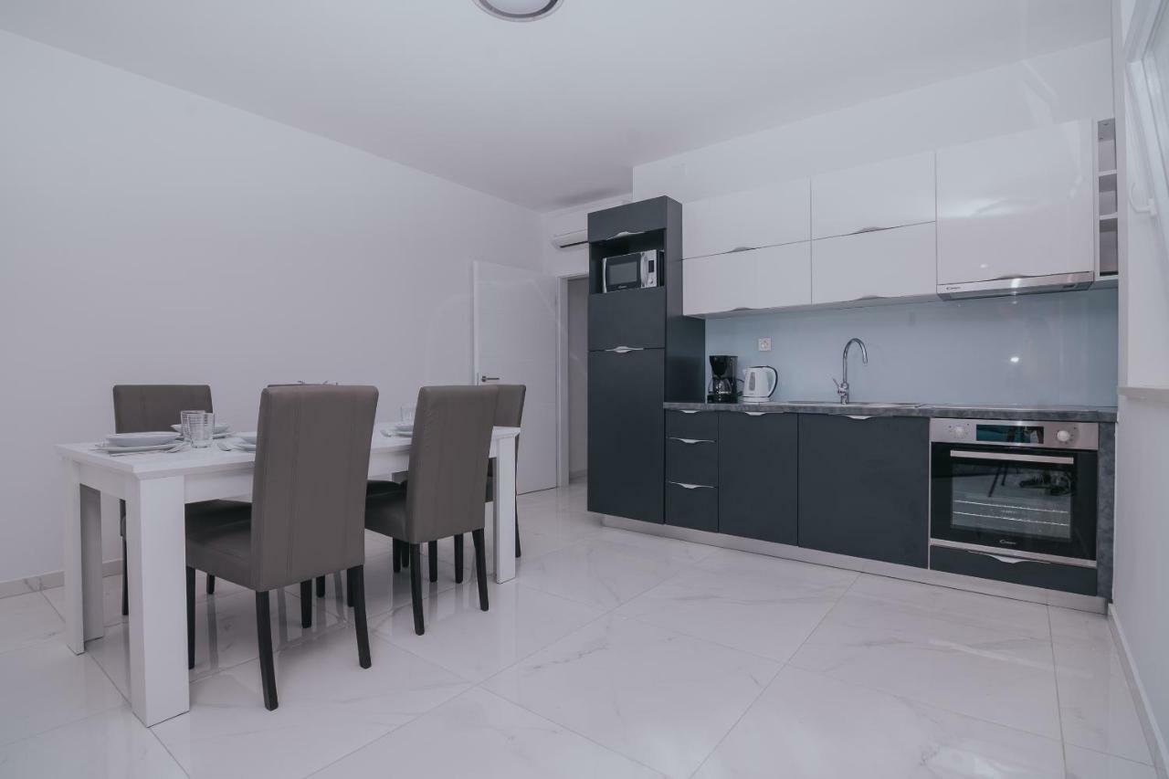 Apartments Pool Villa Aldura โนวาลยา ภายนอก รูปภาพ
